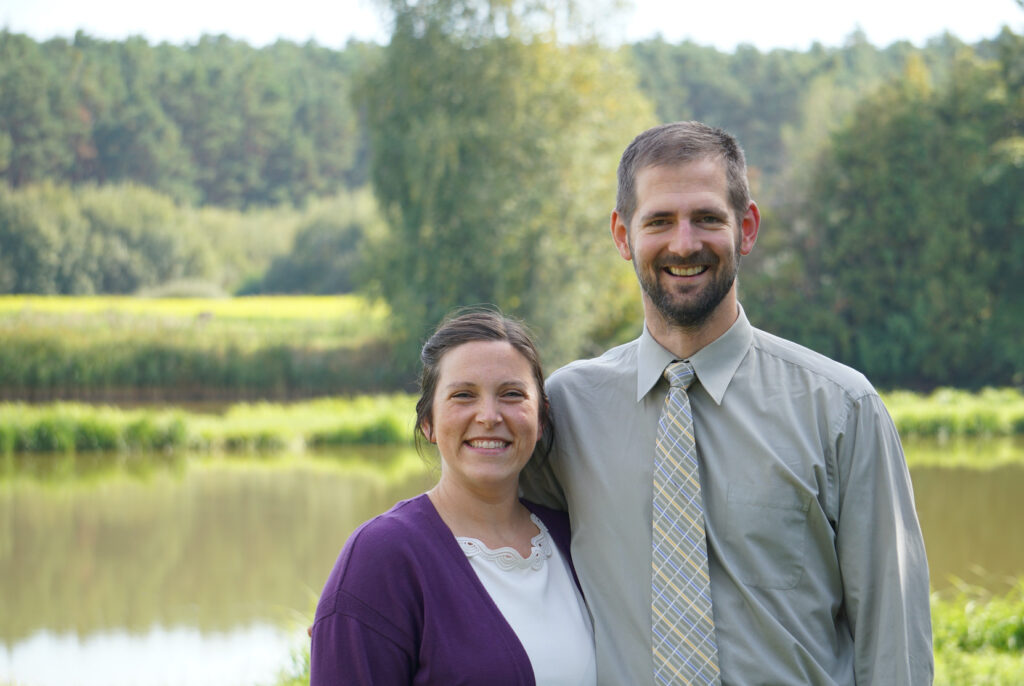 Pastor Titus Carpenter mit seiner Frau vor einem Weiher am Ortsrand von Röttenbach